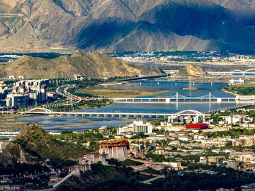 努力建设团结富裕文明和谐美丽的社会主义现代化新西藏